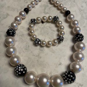 Roman necklace and bracelet set.